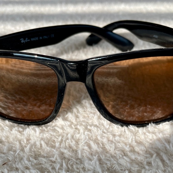 Ray-Ban Wayfarers Black Sunglasses with Case - Picture 2 of 4